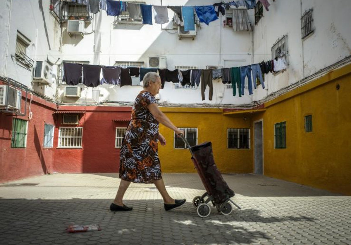 Imagen tomada en la barriada sevillana de Los Pajaritos, una de las más pobres del país