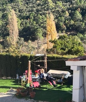 Imagen secundaria 2 - Beatriz dice que no necesita despertador y que siempre está ocupada paseando por el bosque con su cámara, leyendo, sacando las gallinas o arreglando la casa para los huéspedes, que suelen llegar los fines de semana. 