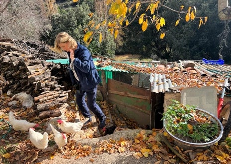 Imagen secundaria 1 - Beatriz dice que no necesita despertador y que siempre está ocupada paseando por el bosque con su cámara, leyendo, sacando las gallinas o arreglando la casa para los huéspedes, que suelen llegar los fines de semana. 