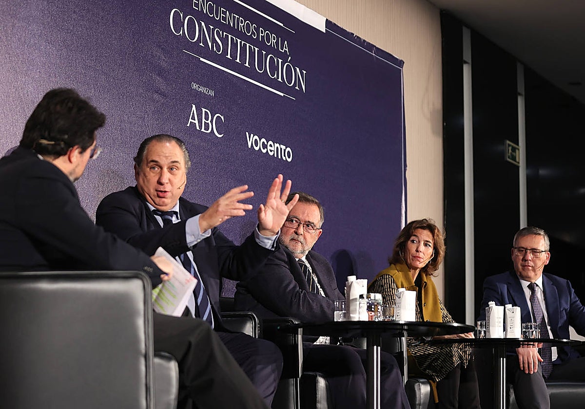 Francisco J. Poyato, Miguel Agudo, José Calvo Poyato, Soledad Serrano y Miguel Ángel Pareja, en el encuentro