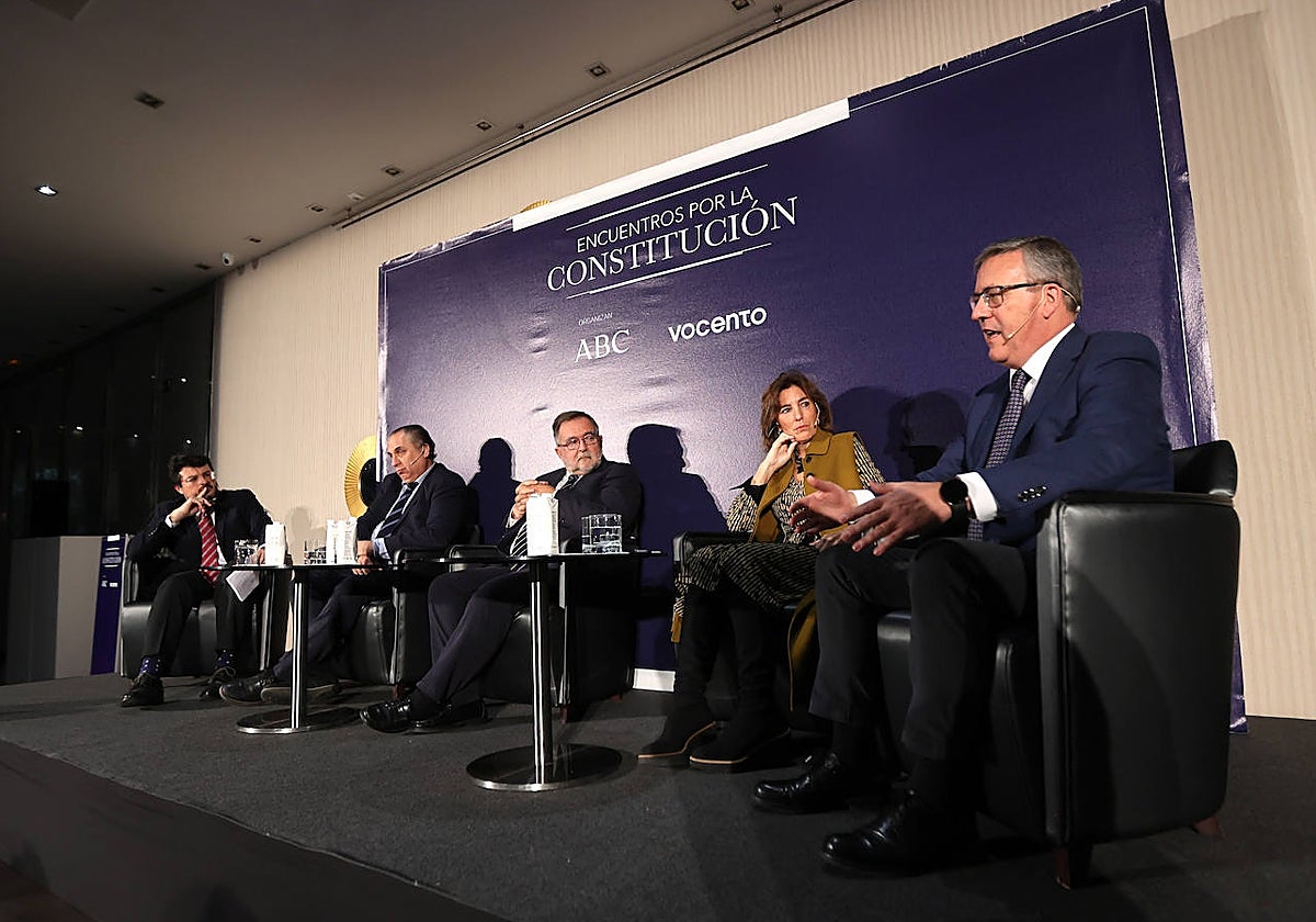 Francisco J. Poyato, Miguel Agudo, José Calvo Poyato, Soledad Serrano y Miguel Ángel Pareja, durante la sesión