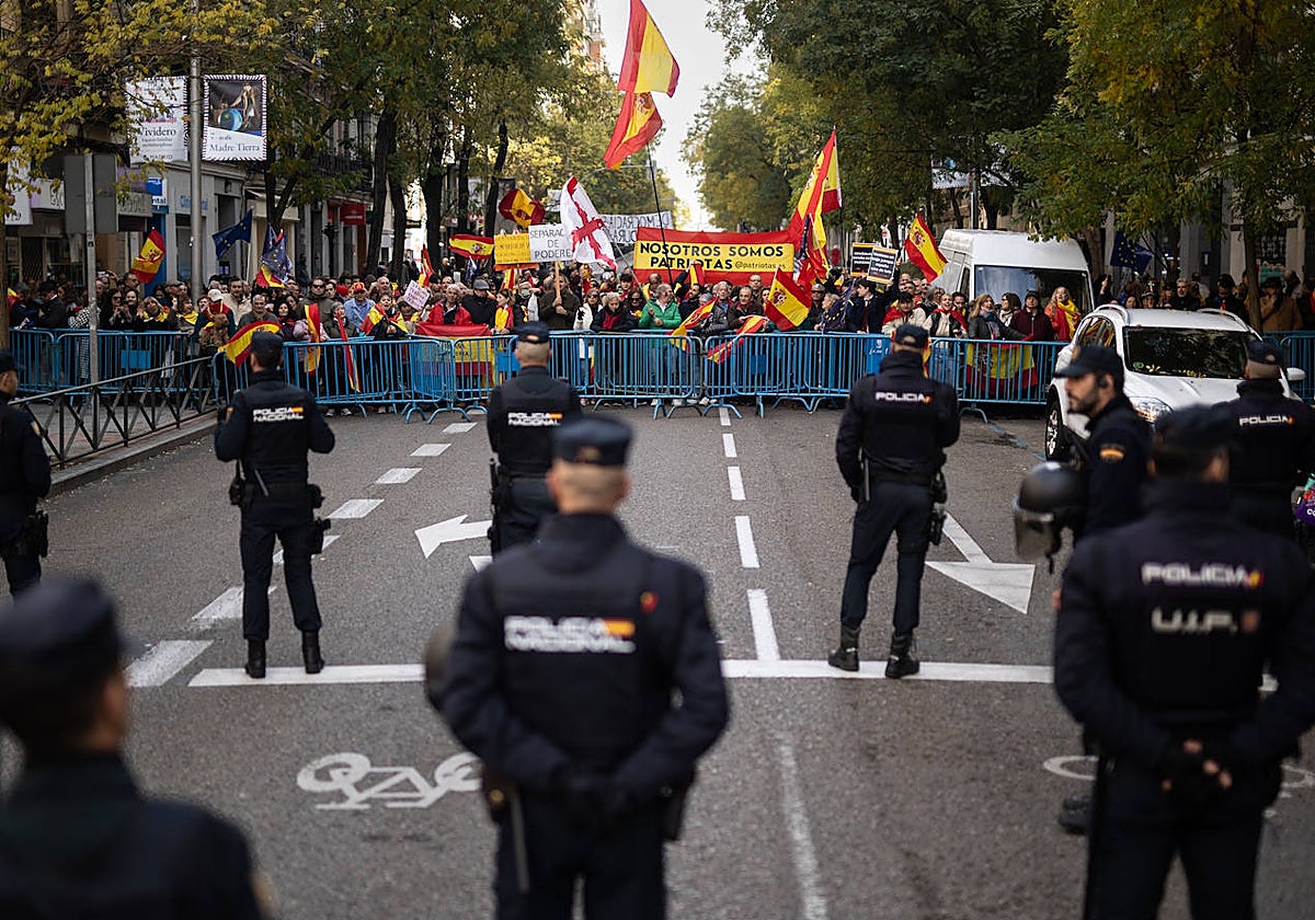 La Policía corta la calle Ferraz tras un acto del PP contra la amnistía, el 3 de diciembre