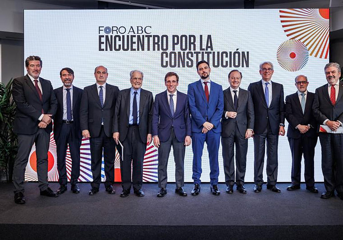 Foto de familia de los participantes en el foro de ABC 'Encuentro por la Constitución', celebrado el jueves en la sede de Vocento en Madrid