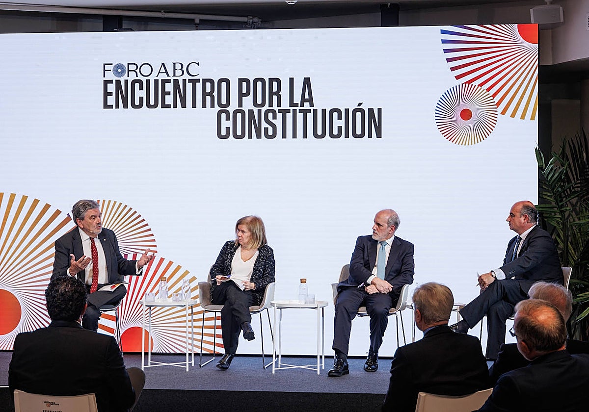 En la mesa moderada por Manuel Marín participaron (de izquierda a derecha) Jorge Rodríguez-Zapata, Elisa de la Nuez y Jesús Zarzalejos