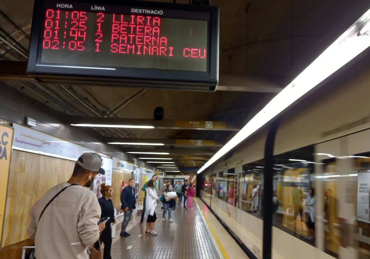 Imagen de una estación de Metrovalencia durante el horario nocturno