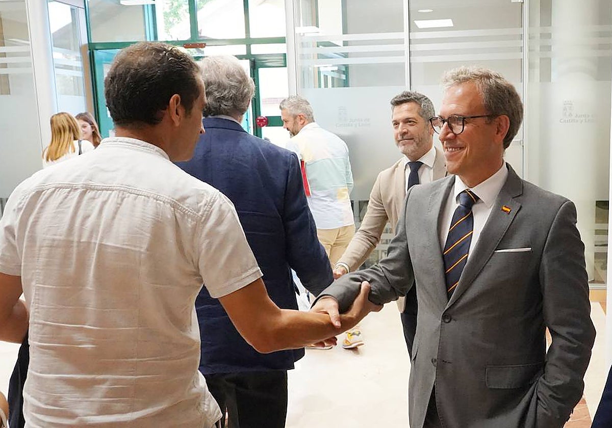 Veganzones saluda al líder de CCOO en Castilla y León, en una imagen de archivo