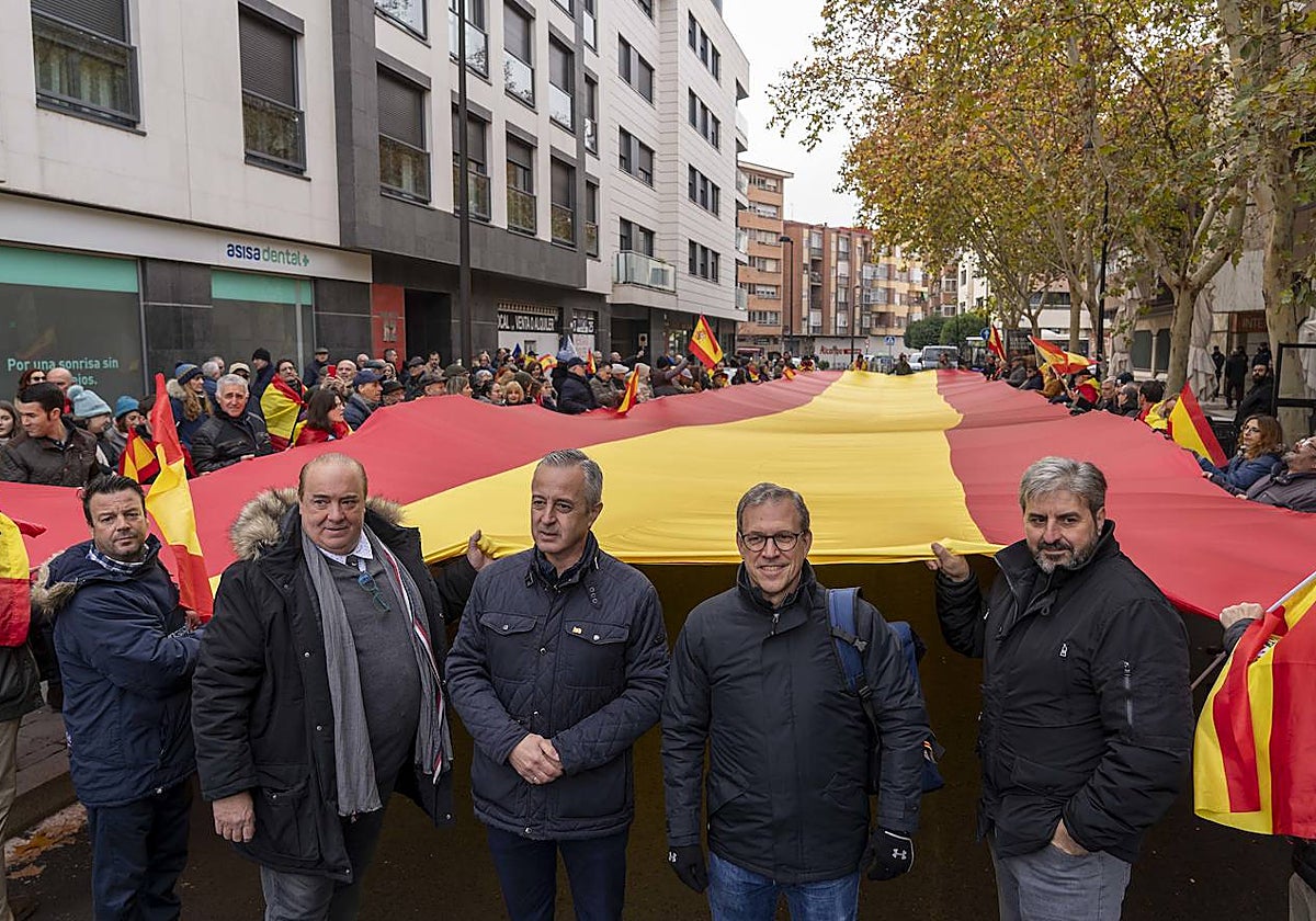 Concentración en la sede del PSOE de Valladolid. En la imagen el diputado por Vox Valladolid, Pablo Sáez y el consejero de Empleo, Mariano Veganzones durante la protesta