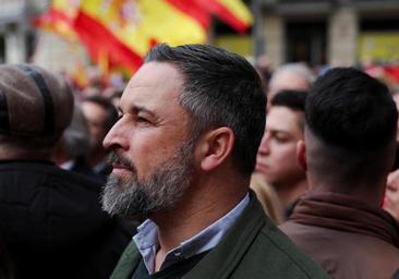 Abascal acusa a Feijóo de mentir porque «un día moviliza a los españoles y otro pacta con los golpistas en el Congreso»