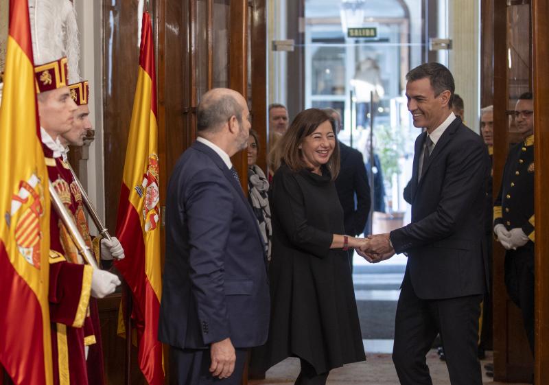 Armengol y Sánchez, a su entrada en el Salón de los Pasos Perdidos, donde se ha hecho la lectura de algunos artículos