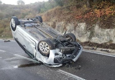 Pillado un conductor borracho y con el carnet sin puntos tras volcar con su coche