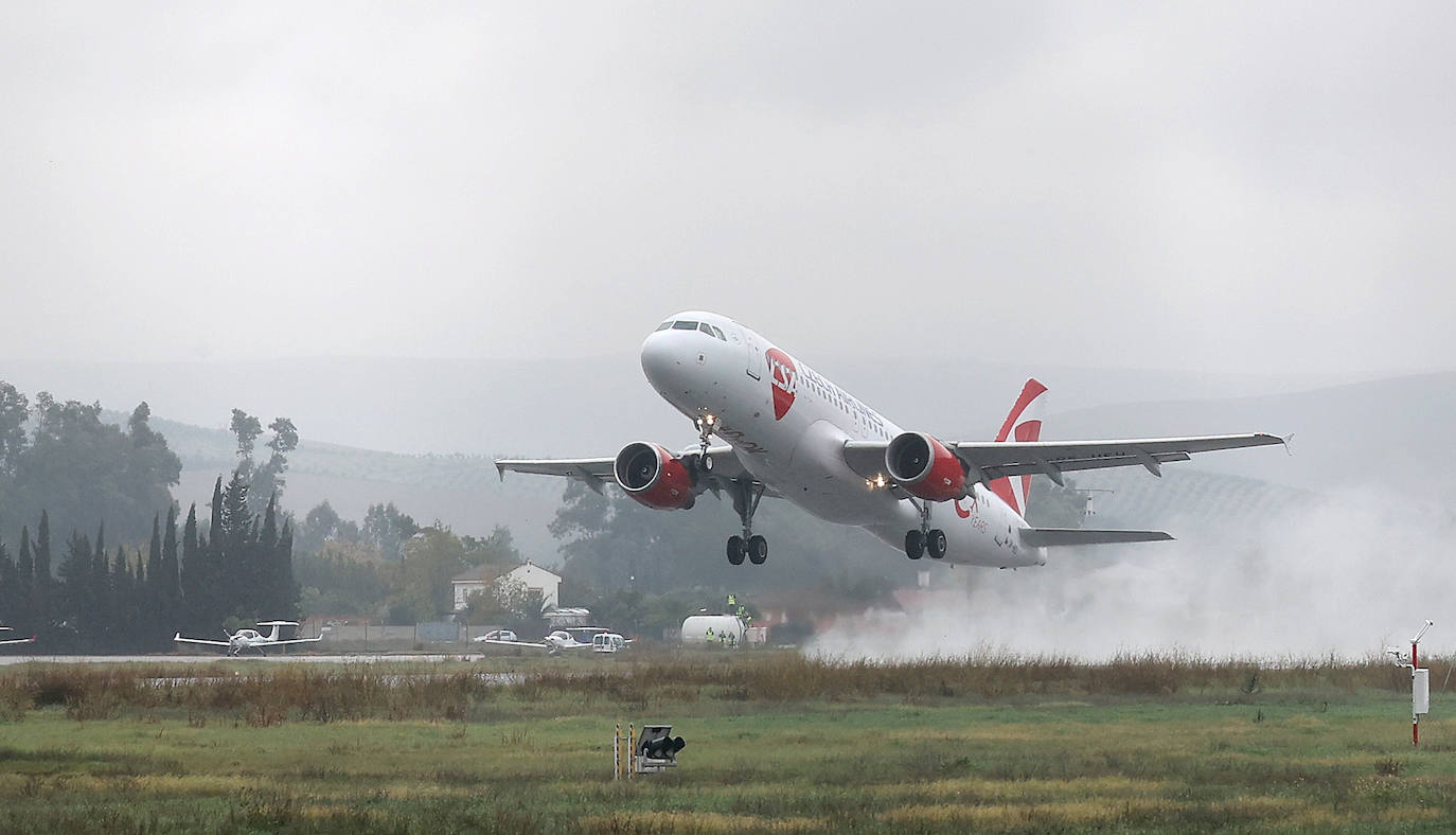 Fotos: el esperado primer vuelo comercial desde el aeropuerto de Córdoba