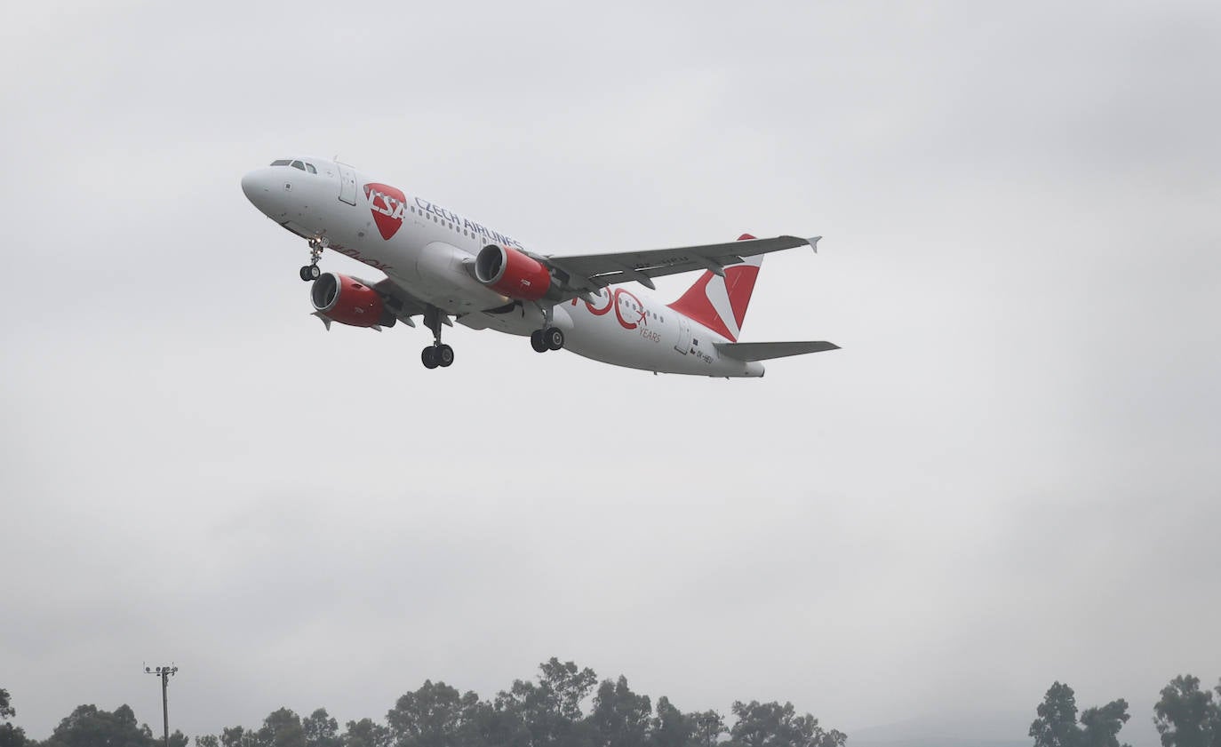 Fotos: el esperado primer vuelo comercial desde el aeropuerto de Córdoba