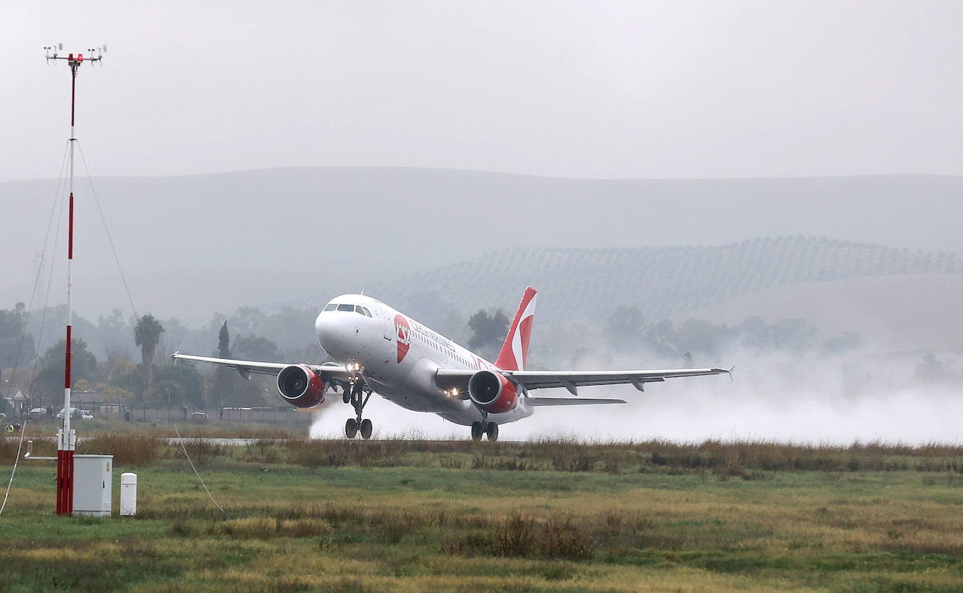 Fotos: el esperado primer vuelo comercial desde el aeropuerto de Córdoba