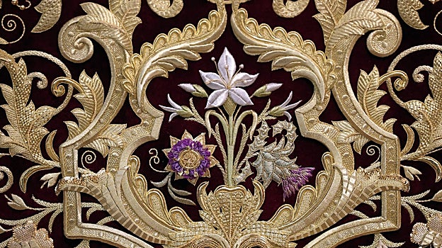 Azucena, cardo y flor de la pasión, en los nuevos bordados del techo de palio