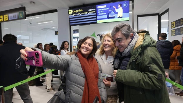 Tres pasajeros, antes de tomar el vuelo