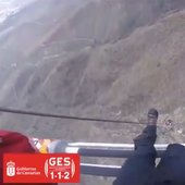 Un parapentista se salva de una caída mortal al quedar colgado de una roca en el barranco del Infierno