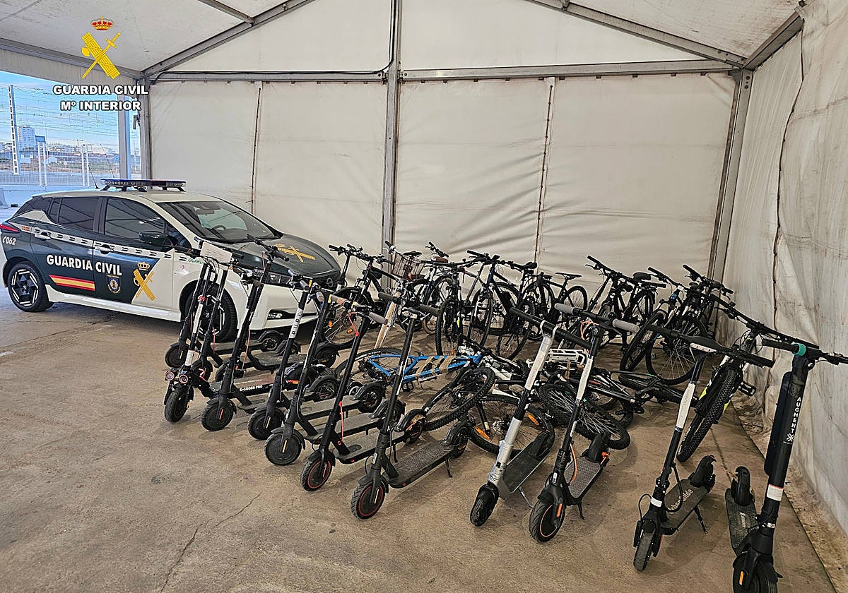 Imagen de las bicicletas y los patinetes eléctricos requisados a los detenidos en el puerto de Valencia