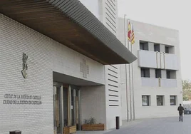 Condenados a 21 años de cárcel dos ladrones que asaltaron a punta de pistola dos farmacias y un supermercado en Castellón