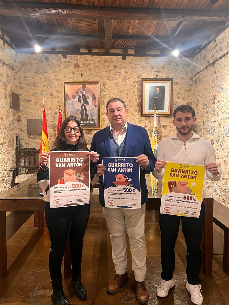 El alcalde Manuel Fernández, flanqueado por los concejales Natalia Rodríguez y Sergio Perea