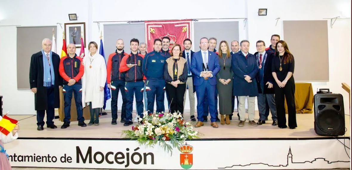 La alcaldesa de Mocejón, Conchi Cedillo, con los homenajeados