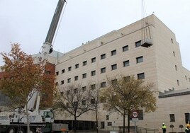 Instalan 394 placas solares en la cubierta del hospital de Ciudad Real