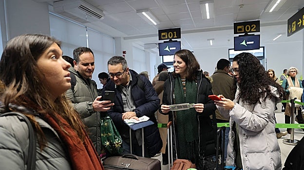 Pasajeros en la terminal del aeropuerto de Córdoba