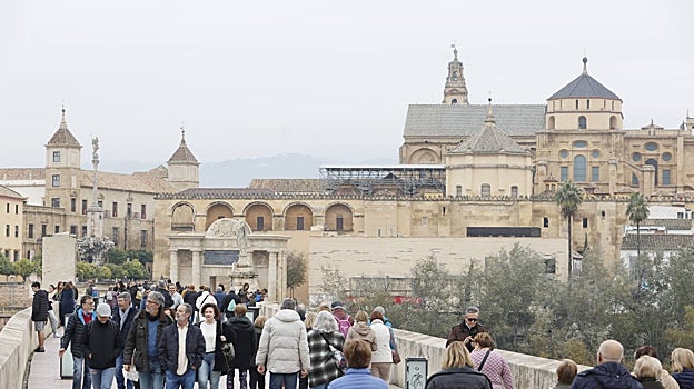 El visitante nacional toma la Judería en el puente con la Mezquita-Catedral como imán turístico