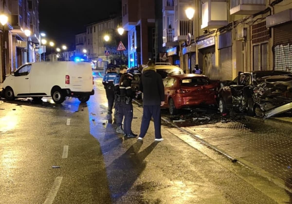 Estado en el que quedaron varios vehículos tras ser alcanzados por la furgoneta en Burgos