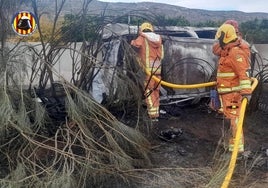 Muere un conductor calcinado en el interior de un vehículo tras un accidente en Valencia