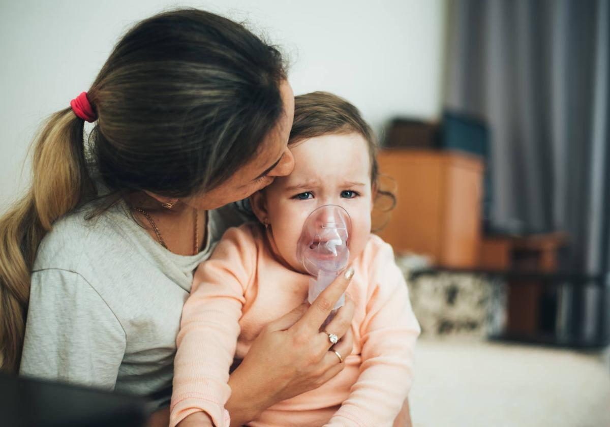 Un bebe es asistido con una mascarilla de oxígeno para la bronquiolitis