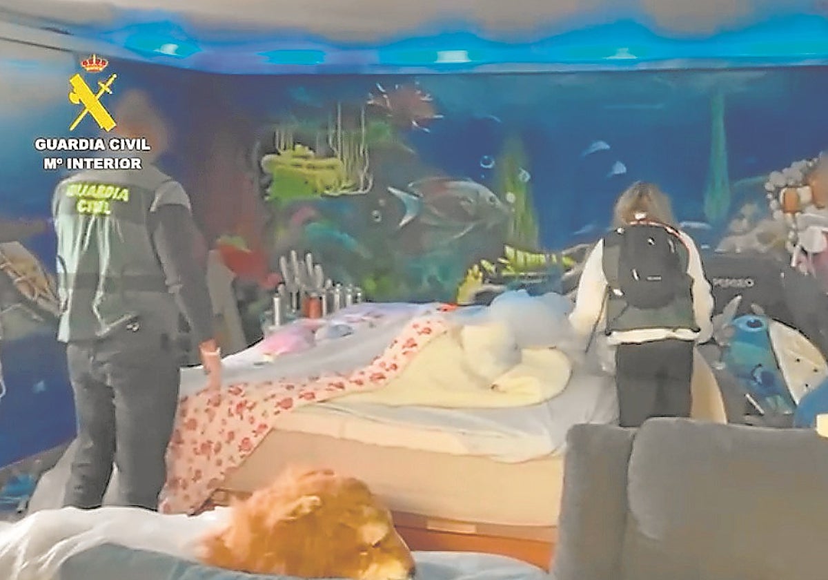 Los agentes en el sótano del chalé donde las víctimas eran recluidas