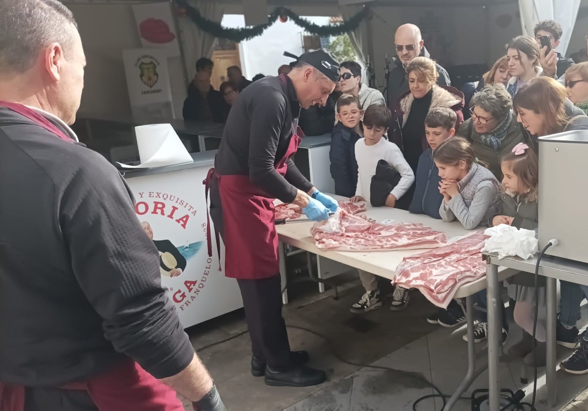 Un operario despieza la carne