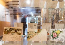 Una colección de 2.700 tarjetas postales desvela curiosidades como el código secreto de los sellos o su uso militar