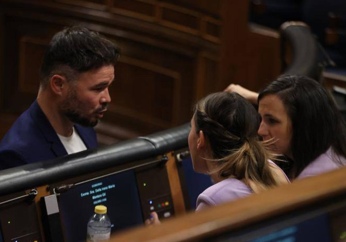 El portavoz de ERC en el Congreso, Gabriel Rufián, junto a Irene Montero e Ione Belarra