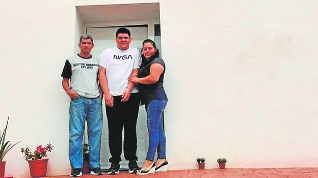 María y su familia, en la vivienda de Boada (Salamanca) en la que residen