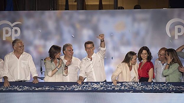 Balcón de Génova el pasado 23-J con la plana mayor del PP, con Alberto Núñez Feijóo a la cabeza