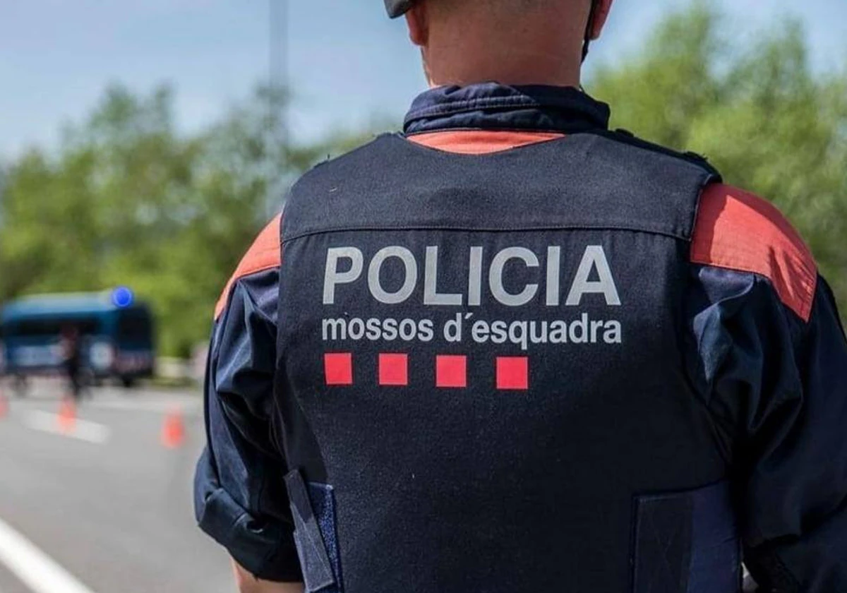 Un agente durante un dispositivo de la policía catalana