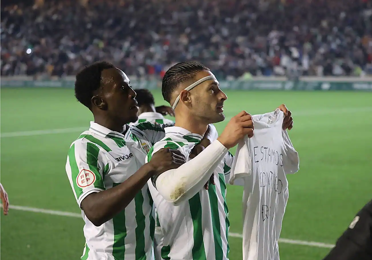 Kike Márquez recuerda a Gudelj durante su celebración en El Arcángel