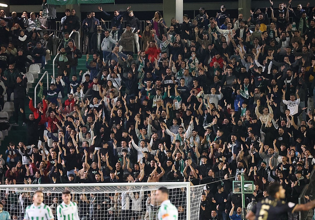 Toda la grada del Arcángel, casi lleno, festejó la victoria con numerosos cánticos