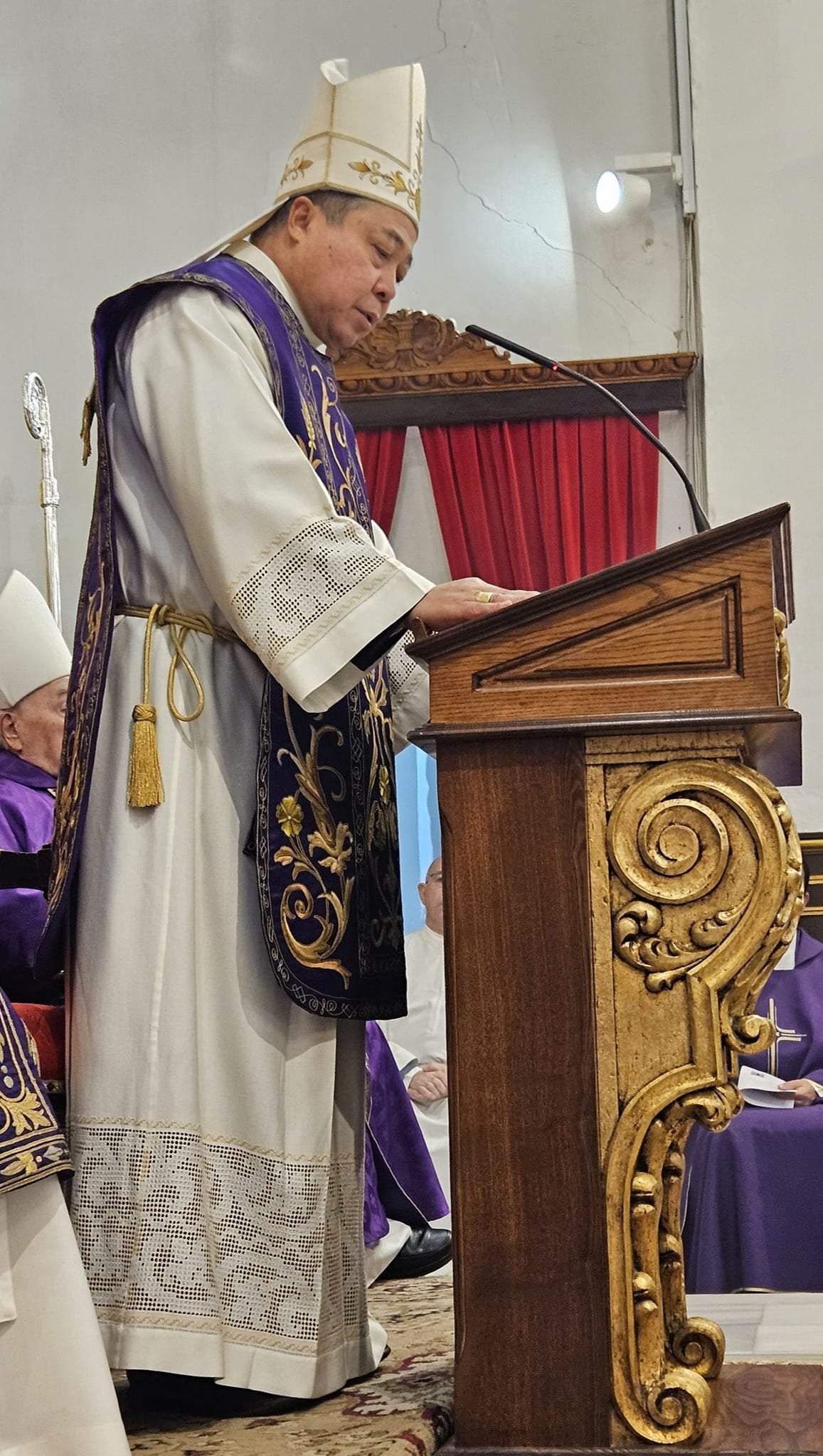 Bernardito Auza y Cleopas durante la misa