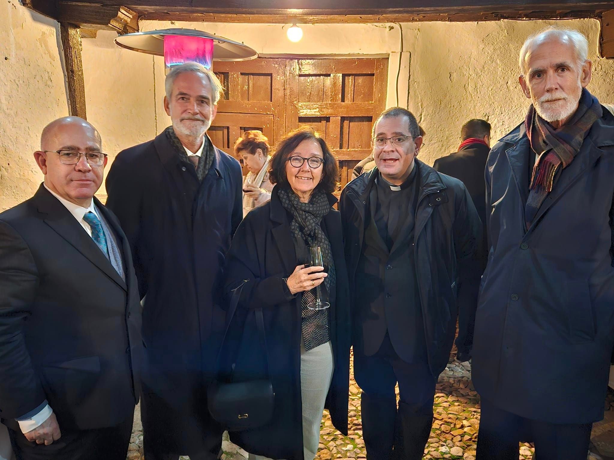 Agustín Crespí de Valldaura, nuevo conde de Orgaz, junto a sus hermanos y el párroco de Orgaz, Jesús Ángel Marco 