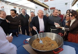 Fotos: las tradicionales migas navideñas de la Cruz Blanca en Córdoba