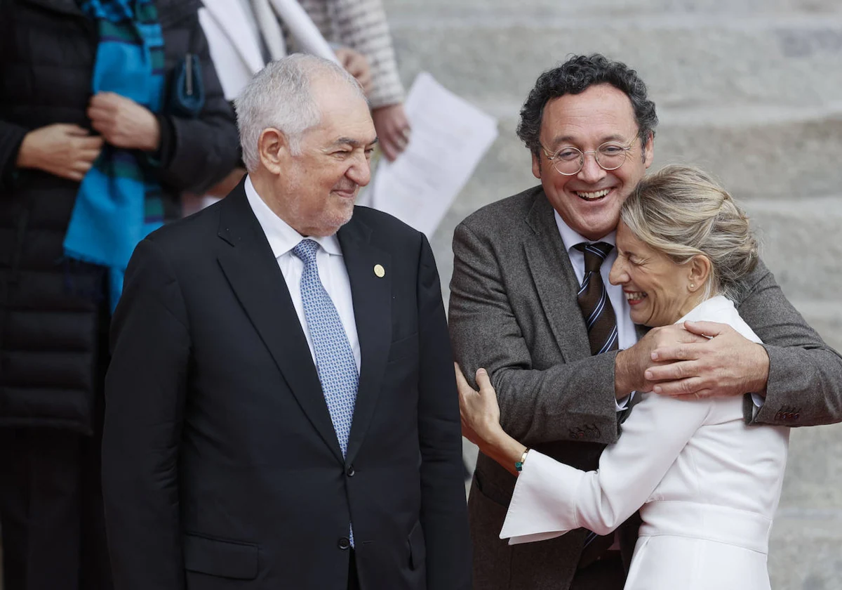 El fiscal general del Estado, Álvaro García Ortiz, abraza a la vicepresidenta segunda y ministra de Trabajo, Yolanda Díaz (Sumar), en presencia del presidente del Tribunal Constitucional, Cándido Conde-Pumpido