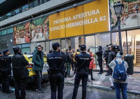 Imagen secundaria 1 - La familia López se abraza tras hallar su puesto tapiado; dispositivo policial a las puertas del Mercado de Torrijos, y recreación de cómo será la futura zona 'gourmet'