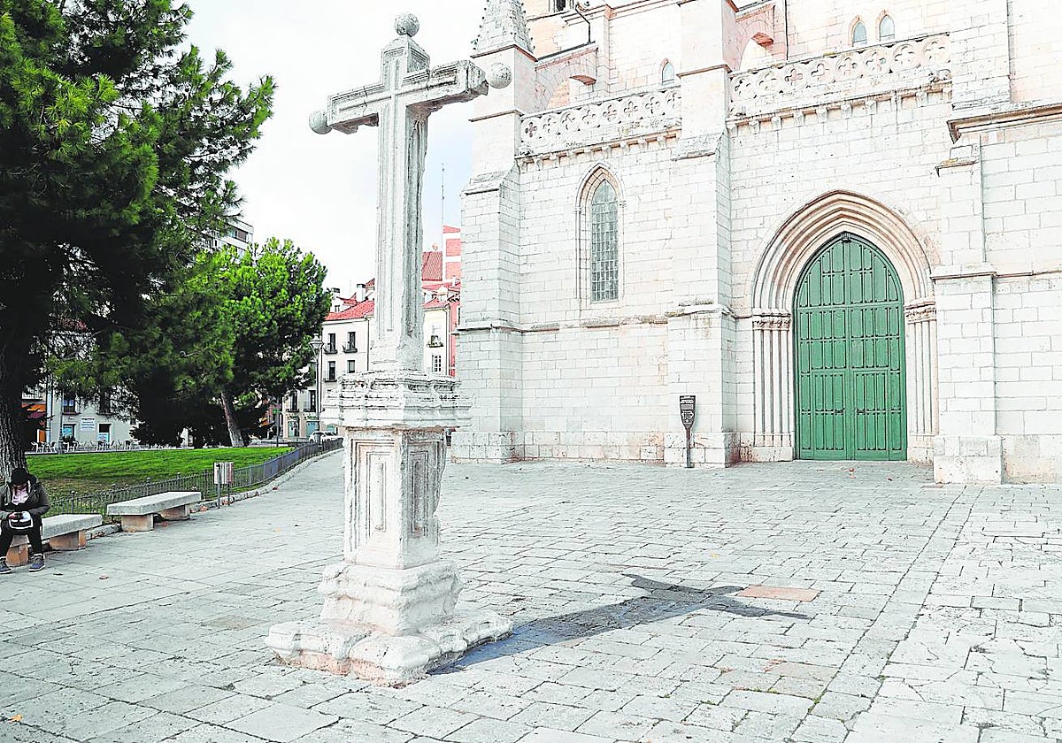 Sombra junto a la iglesia de La Antigua, la más grande de las que ha realizado hasta la fecha el enigmático artista