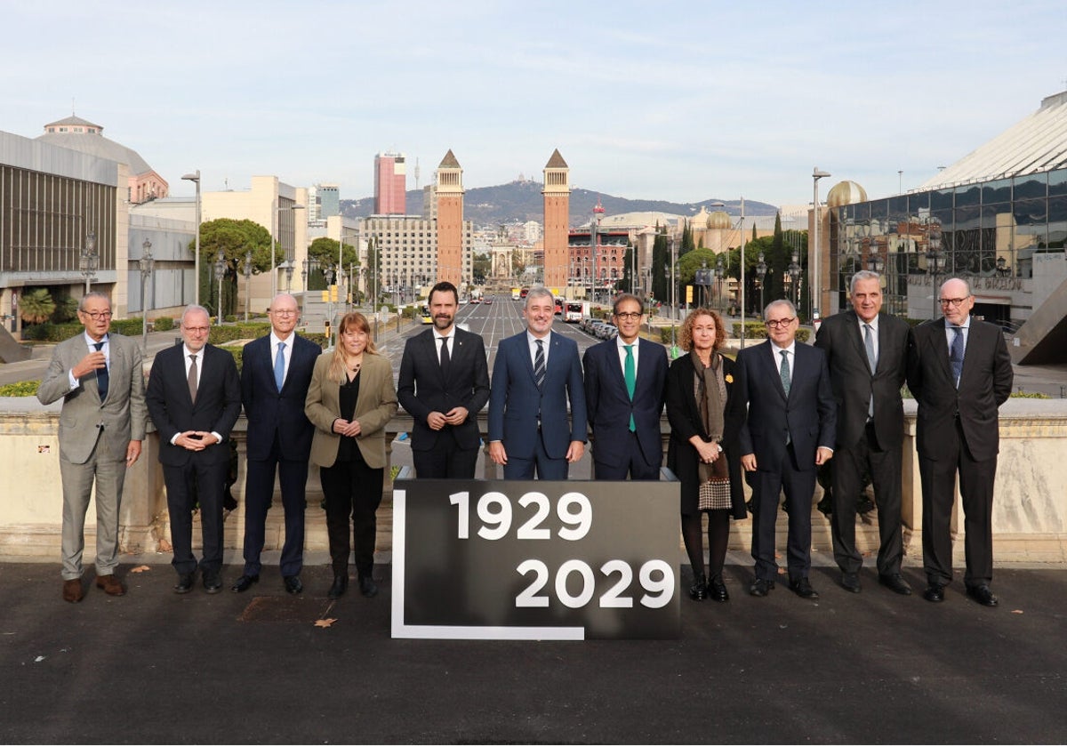 Autoridades de las distintas instituciones consorciadas en Fira de Barcelona, posan antes de firmar la constitución de la comisión que organizará el Centenario de 1929