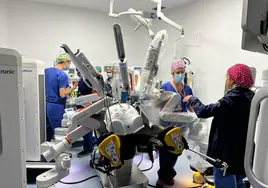 El Arnau de Vilanova de Valencia realiza con éxito su primera intervención con cirugía robótica asistida mediante un equipo HUGO