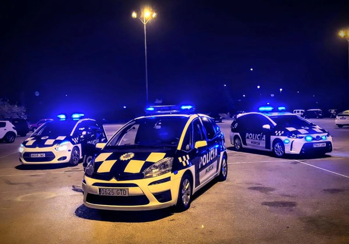 Imagen de archivo de varios coches de la Policía Local de Murcia