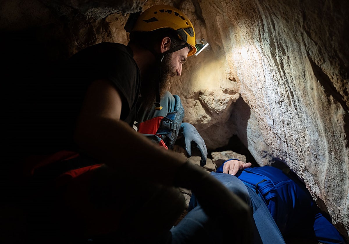 Los investigadores en la Cueva del Toro