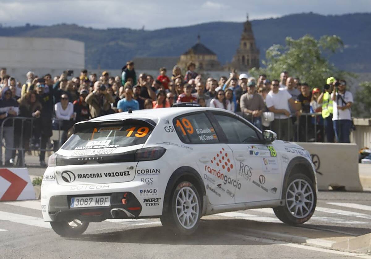 Un participante del Rallye Sierra Morena 2023 a su paso por Córdoba